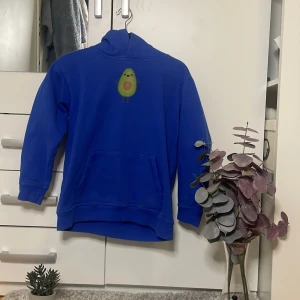 En avokado hudi o färgen blå.  - Den har jag inte Använd ditt så mycket. Den är fortfarande lite mjuk på insidan.