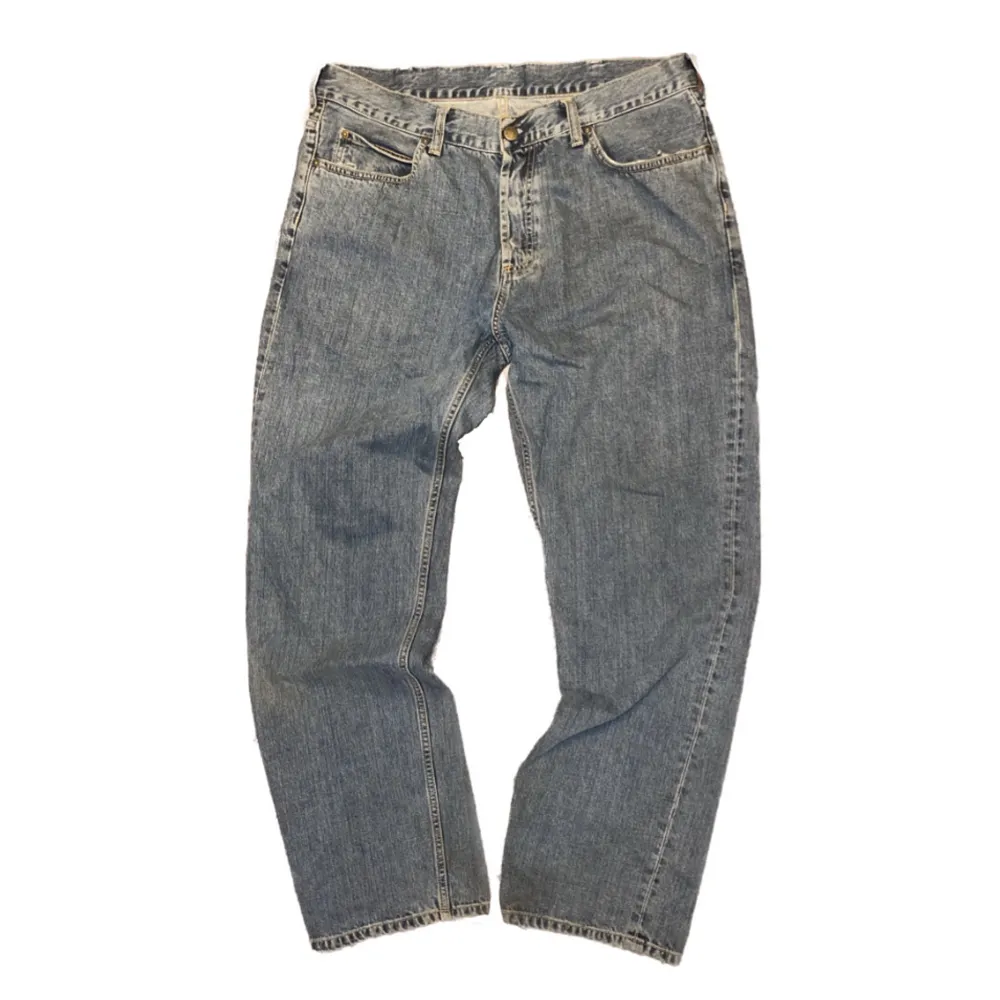 Snygga straight carhartt jeans i storlek 36x32, alltså en rätt så baggy fit på nån som mig som brukar ha ca 32/32. I fint skick. . Jeans & Byxor.