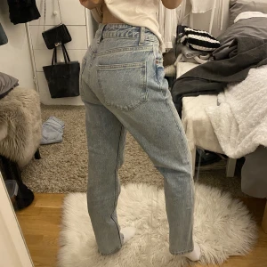 Blåa jeans - Blåa jeans från Zara! Nyskick