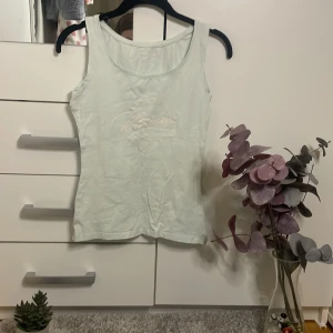 Ett Linne i färg ljusblå. - Den är jätteskön fast jag använder inte den 🙀🙀😎😎och den kostade 100 så jag säljer 50🙀🙀🙀