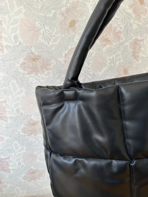 Svart väska - Perfekt väska till skolan, köpt från Kappahl. Får plats med både dator, datorväska, skolböcker o lite till. Är i väldigt fint skick då jag köpte den för 3 månader sen och inte använt så mycket. Har sköna att o långa band för att ha på axeln (3) 170kr🥰