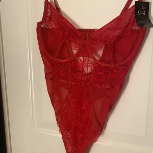 Röd spets body  - Röd spetsbody från hunkemöller med bygel, väldigt fin men inte min storlek. Aldrig använd! Prislapp finns kvar, nypris 449kr säljer den för 220kr💌