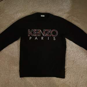 Snygg svart Kenzo sweatshirt i jättebra skick. Köpt på Kenzo i London för 1 899kr