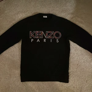 Kenzo sweatshirt XS - Snygg svart Kenzo sweatshirt i jättebra skick. Köpt på Kenzo i London för 1 899kr