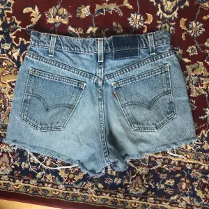 Korta jeansshorts från levis köpta secondhand. Midja mätt liggandes 36 cm.