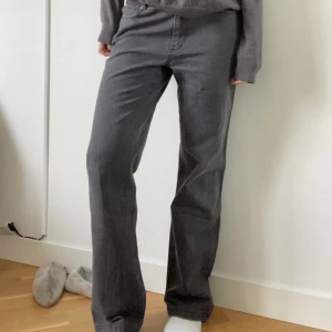 Gråa jeans - Gråa jeans köpta second hand, spårbar frakt 69kr💕