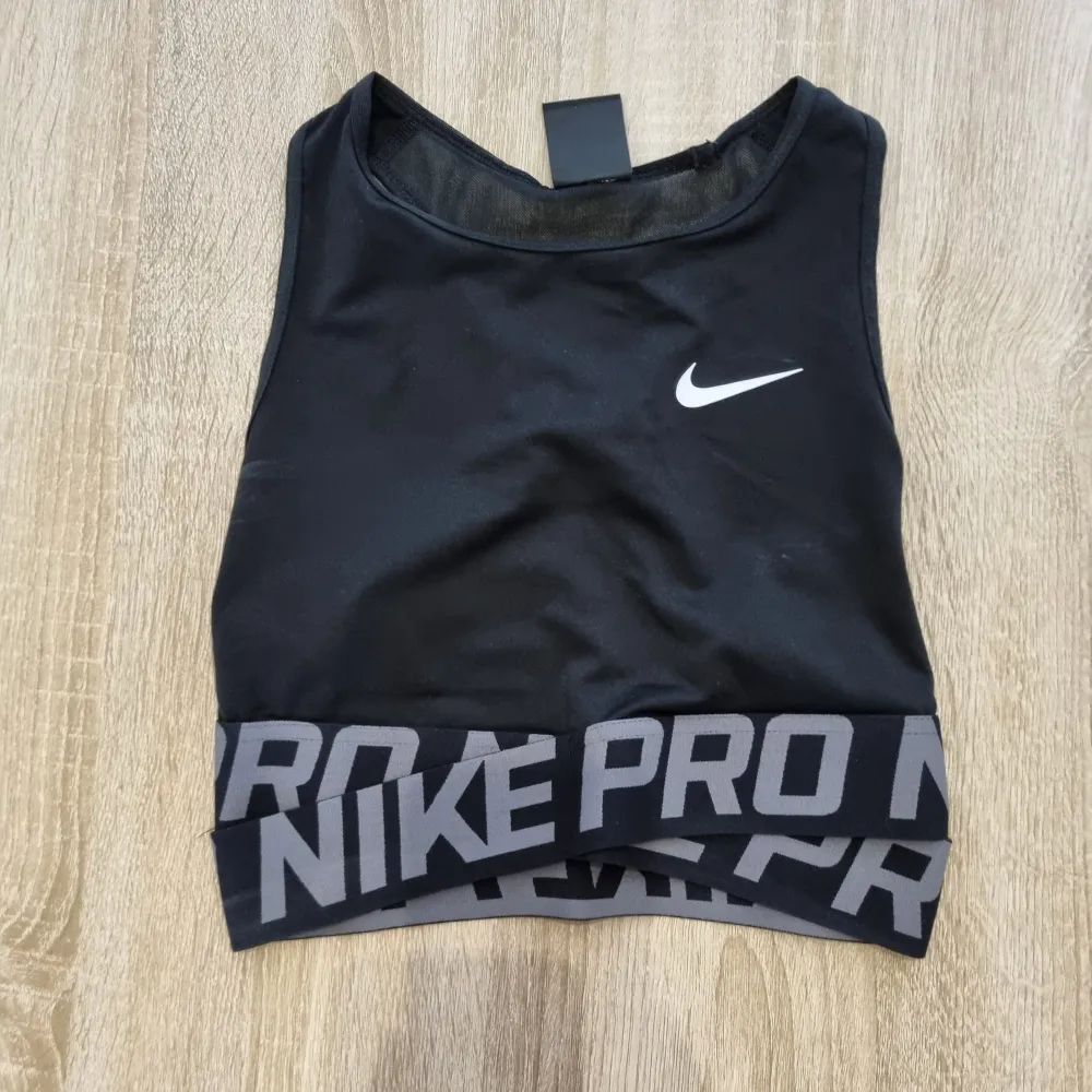 Croppad träningstopp i funktionsmaterial från Nike. Mycket sparsamt använd och i fint skick. Säljes pga garderobsrensning.. Toppar.