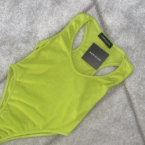 high cut bodysuit - Grön hög body i storlek M, men passar S också! Prislapp kvar och oanvänd från JFR💚 Sitter som på sista bilden.