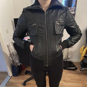 Svart Skinnjacka - Bik bok - Svart skinnjacka, aldrig använd!