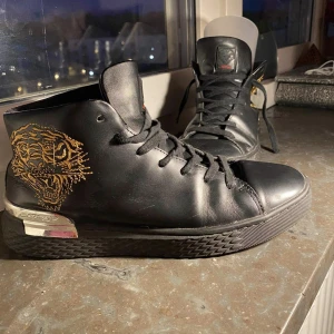 Tiger Bloodie shoes  - Hej säljer dessa skor som jag köpte i mall of Scandinavia i en butik för 2499kr men använda i 1 och ett halvt år.😁