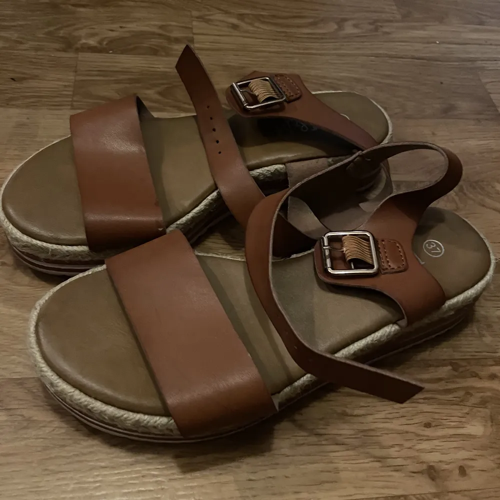 Säljer mina jättefina sandel pga att dom har blivit för små. Köpte dom i Grekland och är knappt använda.. Skor.