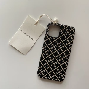 Malene birger - Helt nytt malene birger skal! Säljer för passar inte min mobil🫶🏼Skalet passar iphone 12!