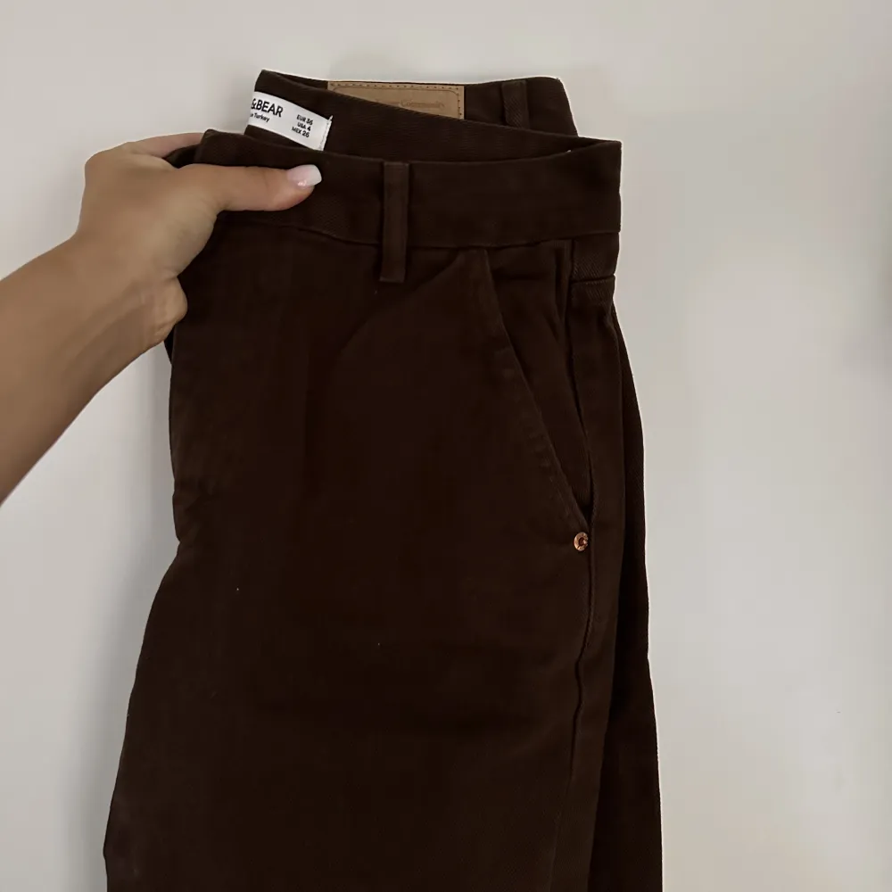 Raka jeans från pull&bear i den perfekta mörkbruna färgen, midwaist🤎. Jeans & Byxor.