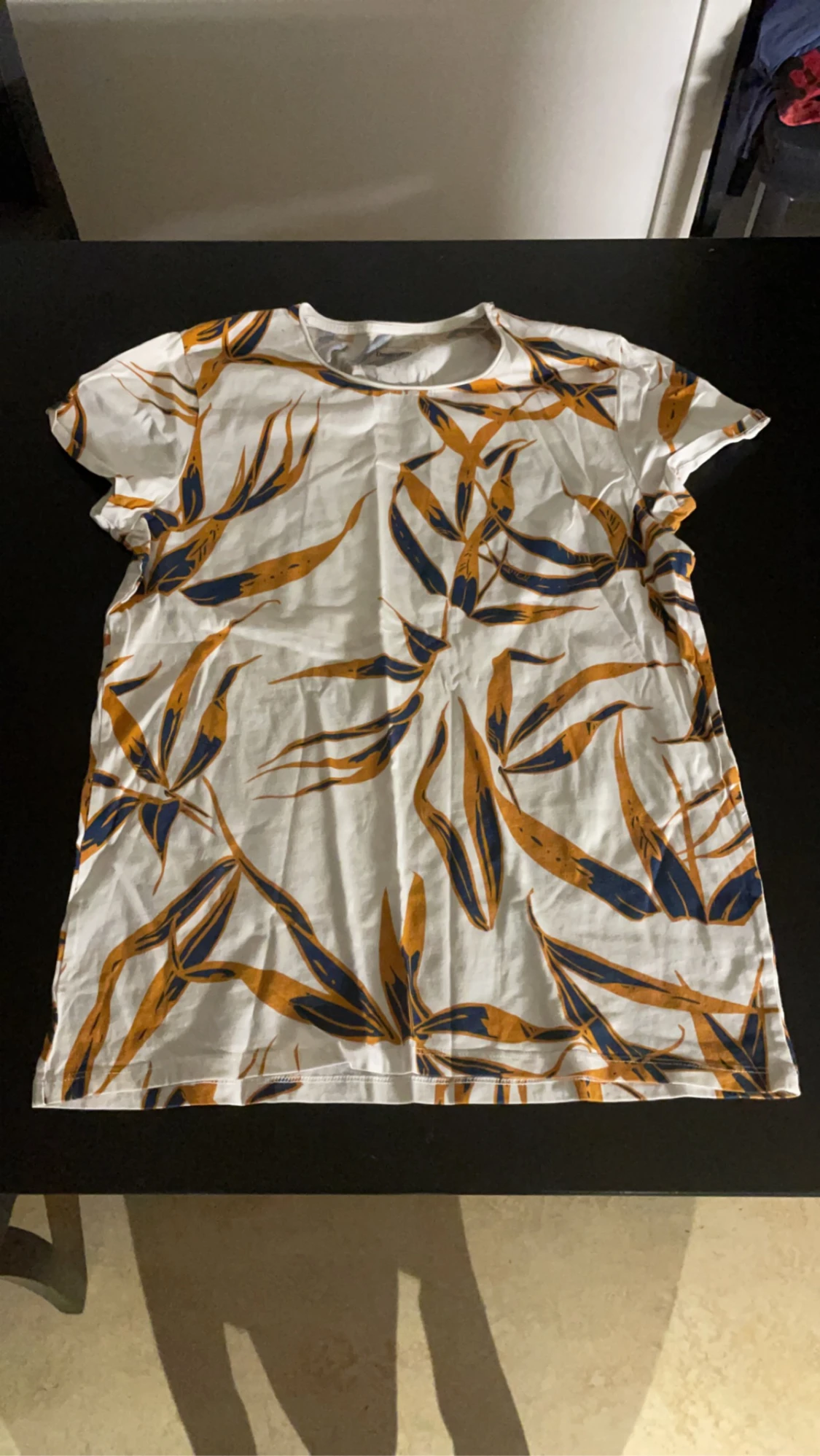 Vit t-shirt med löv mönster