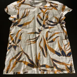 Vit t-shirt från dressman med löv mönster 