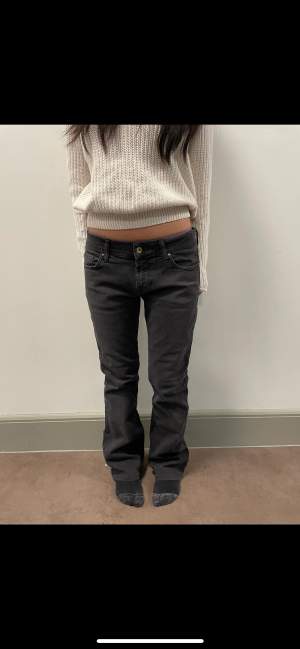 Säljer dessa Lågmidjade jeans från Fornarina!! Skriv om ni har fler frågor💓💓köparen står för frakten men kan också mötas upp i Stockholm