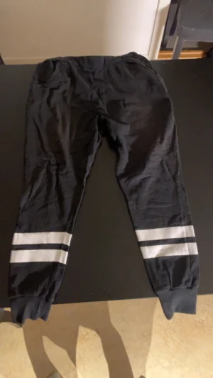 Svarta mjukis byxor - Svarta mjukis byxor med vita detaljer längst ner