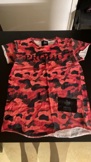 Svart&röd camo t-shirt - Svart&röd camo t-shirt från ”Proud canadian” använd ett tag