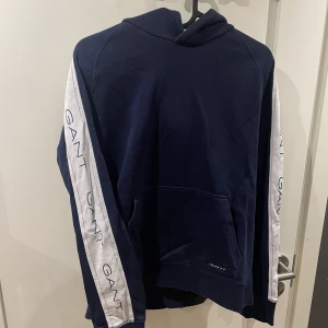 Messet från Gant - Set med hoodie och mysbyxor. Använd fåtal gånger, är köp för ungdom 14/15 åring ish. Så den kan passa vuxna som är korta och bär xs/s.