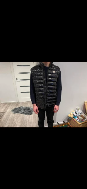 monclear väst - en monclear väst använd 2-3 gånger bra skick säljer för jag vill köpa en annan🙂