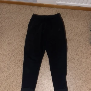 Nike - Säljer mina svarta Nike byxor pga att den är för små💕Byxorna är lite noppriga på vissa ställen men annars är dem som nya