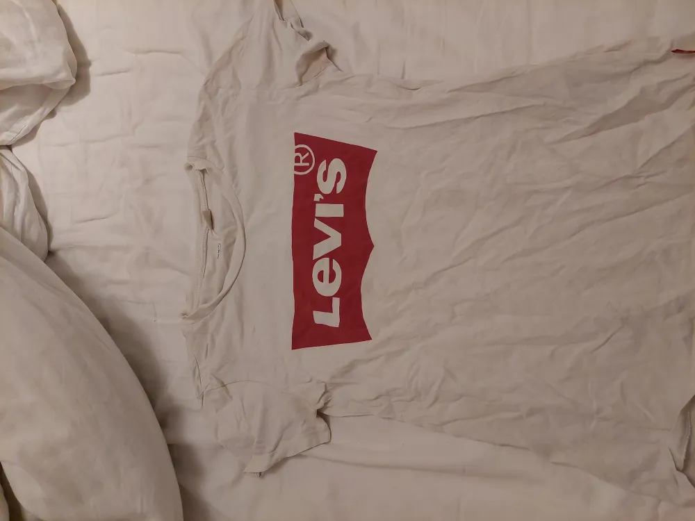 T-shirt från Levi's, använt skick. Har vissa missfärgningar. Storlek xxs men skulle säga xs. T-shirts.