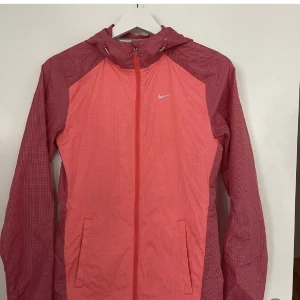 Träningsjacka XS - Snygg träningsjacka från Nike. Storlek XS. Är som ny då den är sparsamt använd. 