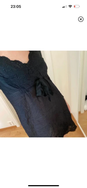 Klänning  - Svart klänning från Odd Molly strl 0, motsvarar XS/S. Knappt använd så fint skick! Syns lite på första bilden, är en lapp på klänningen där nere med märket 🤎