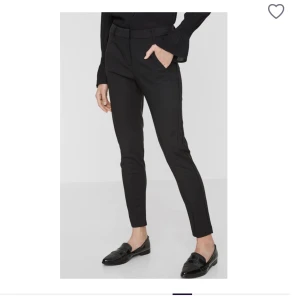 Byxa Victoria XS/32 - Kostymbyxa modell Victoria från VeroModa. Storlek XS/32. Använda vid något tillfälle men i mycket fint skick, som nya! Modell:10180484 