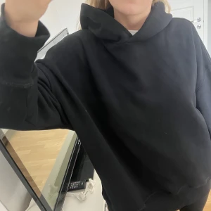 Svart hoodie  - Svart hoodie från Nelly, men Biancas kollektion  Storlek M