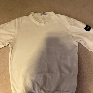 Stone island sweatshirt vit - Väldigt bra skick, använd fåtal gånger. Storlek 12 år (156). Självklart äkta