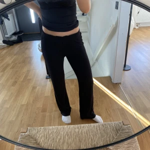 Svarta byxor  - Svarta sköna mjukisbyxor från Gina tricot som inte kommer till användning, använd fåtal gånger💕