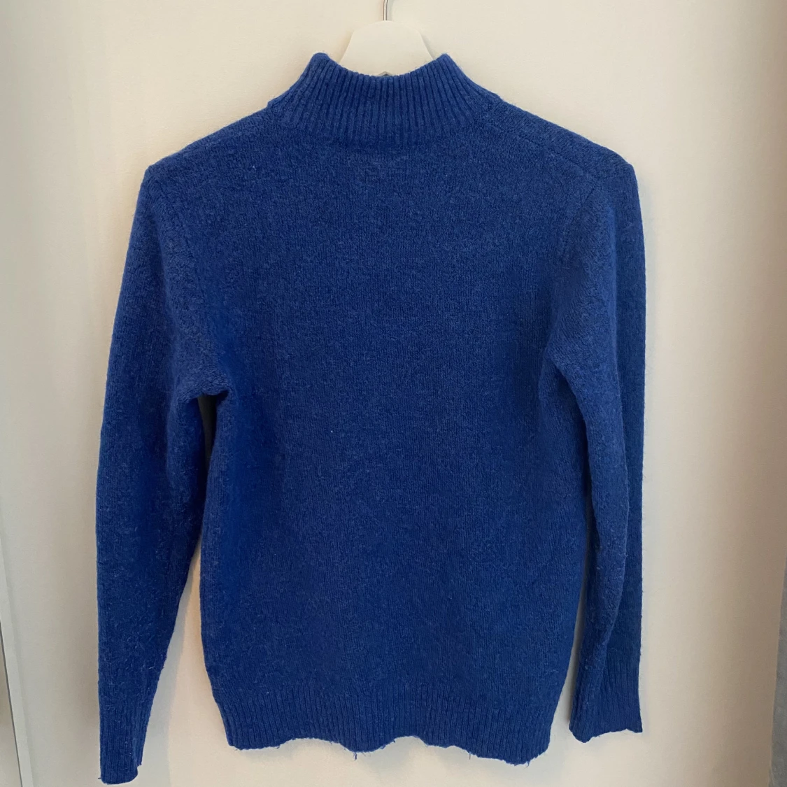 Blå stickad tröja - 90