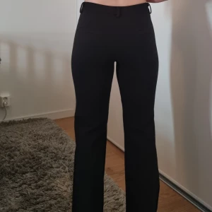 Lowwaist kostymbyxor - Lowwaist kostymbyxor från sisterspoint. Använda fåtalet gånger, men jag trivs inte i lågmidjat tyvärr. Nypris 699kr 