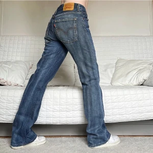 Levis Jeans - Säljer dessa Levis Jeans i storlek W33L34, 86cm midja, 85cm innerbenslängd! Obs! Aningen missfärgade, vilket syns i bilderna❤️ Jag på bilderna är 172cm lång och brukar bära storlek 38/W28/S-M💕