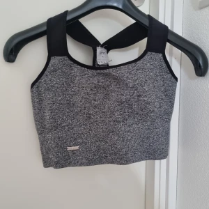 Sportbh - Aimn highsupport sportbh. Använd 2ggr, för liten för mig och säljs därför. Nypris 399kr