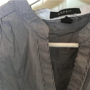 Kortärmad skjorta - Fin skjorta. Vit och blå randig. Sitter slim på kroppen, på ett väldigt fint sätt☺️ 3 FÖR 2 PÅ ALLT I MIN PROFIL!!