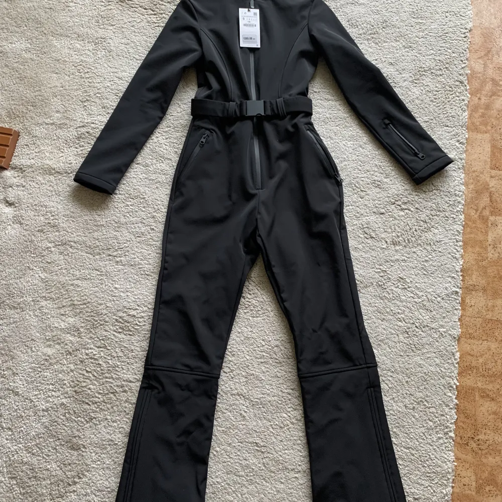 Ski collection 2023 Helt ny Zara Ski-Suit/jumpsuit Aldrig använd  Nypris 1395kr Tillkommer resegarderob   . Övrigt.