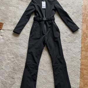 Ski collection 2023 Helt ny Zara Ski-Suit/jumpsuit Aldrig använd  Nypris 1395kr Tillkommer resegarderob   