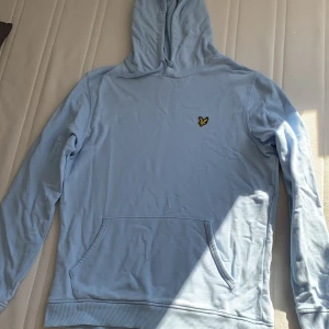 Lyle & Scott Hoodie  - Sparsamt använd tröja. I fint skick. Djur och rökfritt hem. 