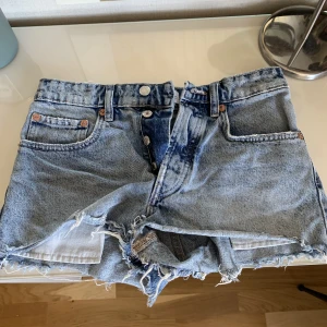 Shorts - Säljer dessa shorts från zara i storlek 34 då de är för små, använd fåtal gånger💗frakt tillkommer på 59 kr