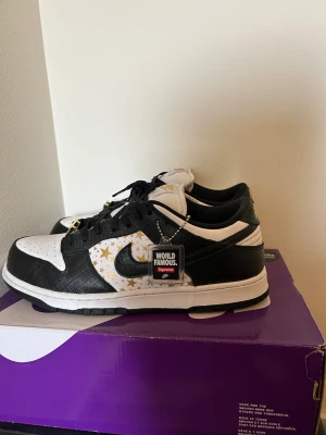 Nike x Supreme Sb dunk low - Köpta på restocks kvitto finns  Storlek 44 1/2  Har använts sparsamt cirka 4 gånger Prutbart 