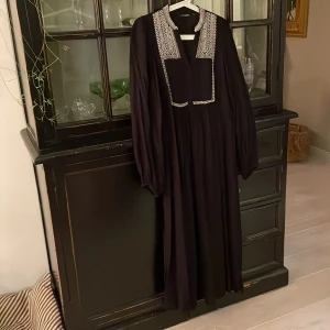 Klänning  - Klänning med brodyr. Använd 1 gång. Så fint skick. 