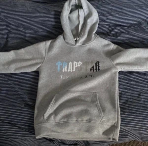 Trapstar hoodie - Säljer nu min trapstar hoddie i storlek s. Den är använd kanske 5 gånger. Så den är som ny skick (Pris kan diskuteras)