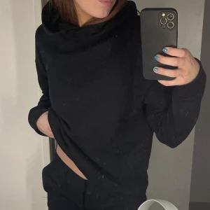 Svart basic hoodie - Säljer denna hoodie som jag inte använder längre, nästan lite sportigt material, snöret i luvan fattas tyvärr annars inga defekter