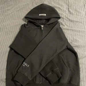 Zip up hoodie - Skick 9/10 Använd 5-7 gånger Säljer för den är för liten