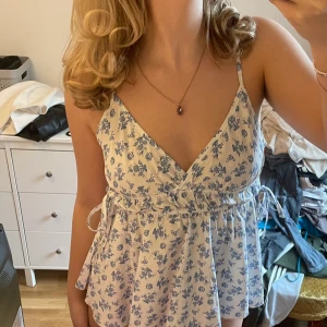 Blommig topp - Såååååå fin😍den kommer inte till användning 