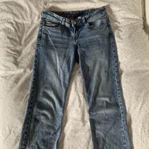 Snygga bootcut low-rise jeans👖 - Jeansen har inga tydliga spår av användning! Tyvär har dessa blivit för korta för mig och därför säljer jag💕