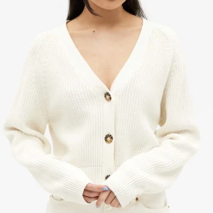 Vit stickad kofta - Vit stickad kofta från Monki! Använd ett fåtal gånger!  