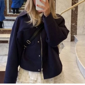 Kort kappa nakd - Kort mörkblå kappa från nakd. Sparsamt använd, inga defekter. 